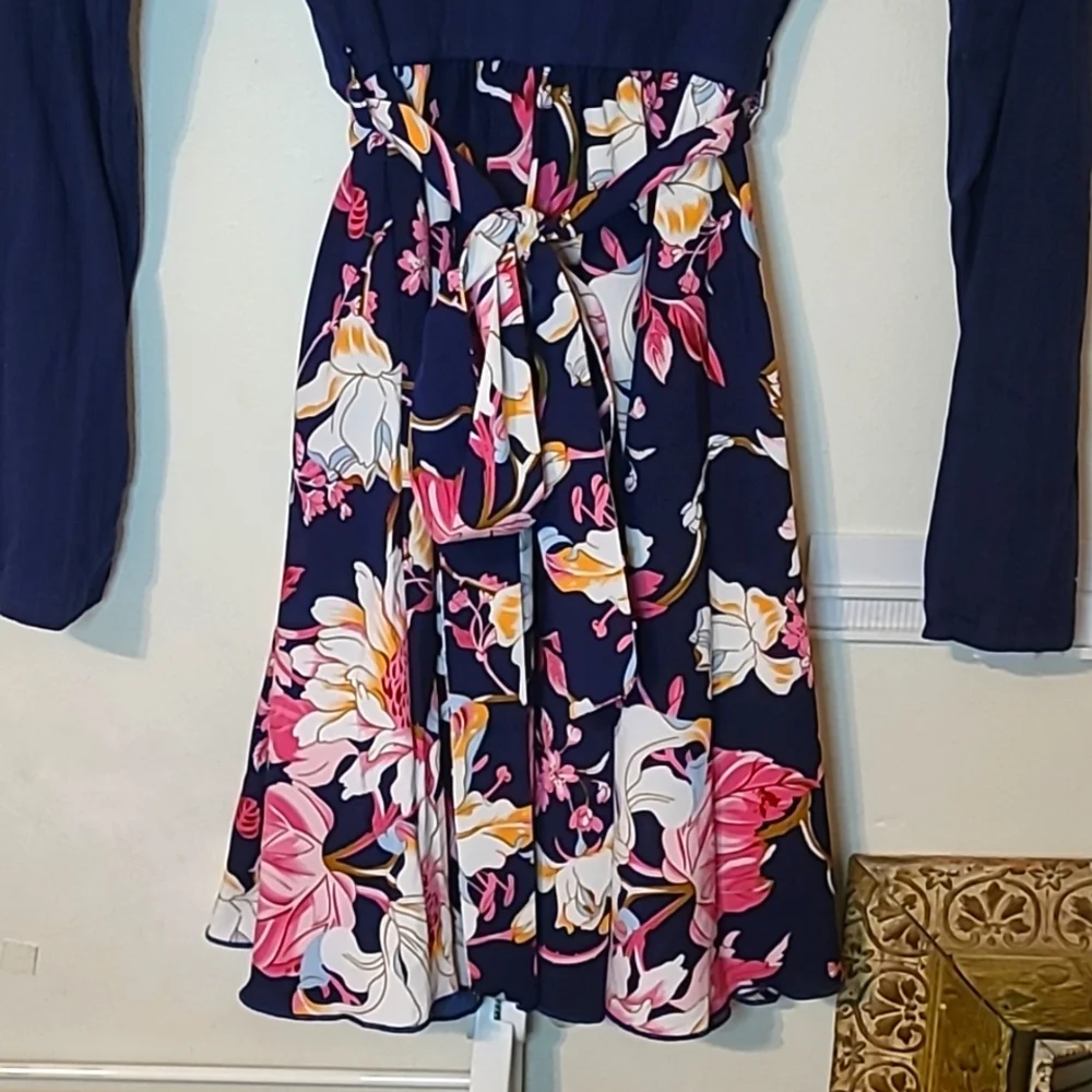 NWT navy and floral mock-neck flowy floral dress, size medium. - Picture 8 of 9